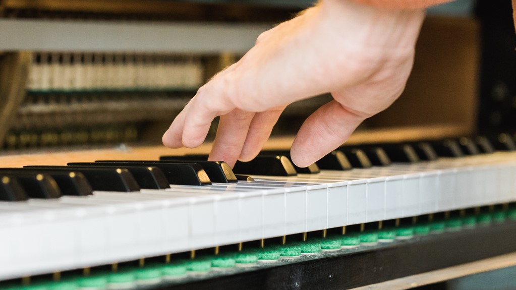 Pianoteknikeren tilbyder klaverstemning på Sjælland
